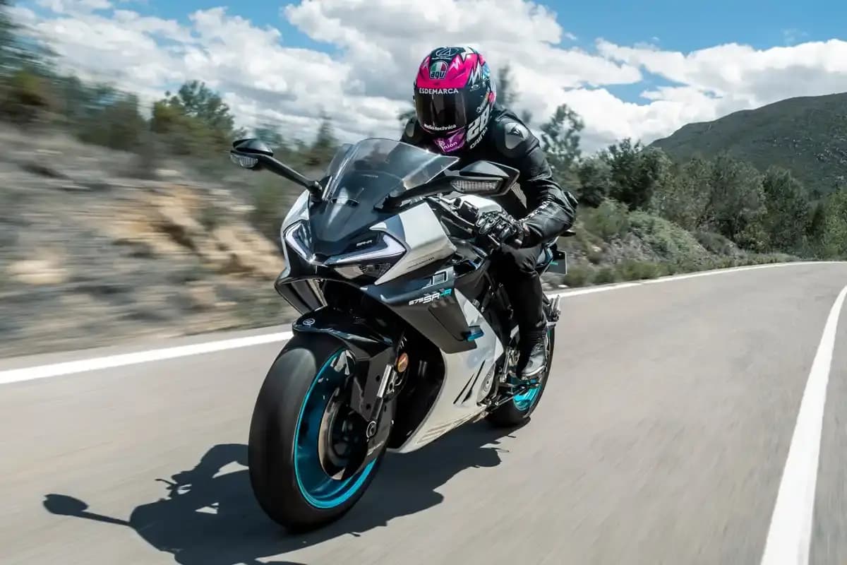 Uma chinesa vai substituir a Yamaha R7 no Mundial Feminino: a CFMoto 675SR-R assume a partir de 2027