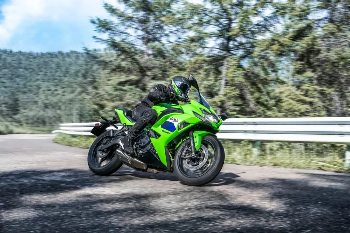 Kawasaki Ninja 650 2027 ganha garfo invertido Showa e freio radial de quatro pistões
