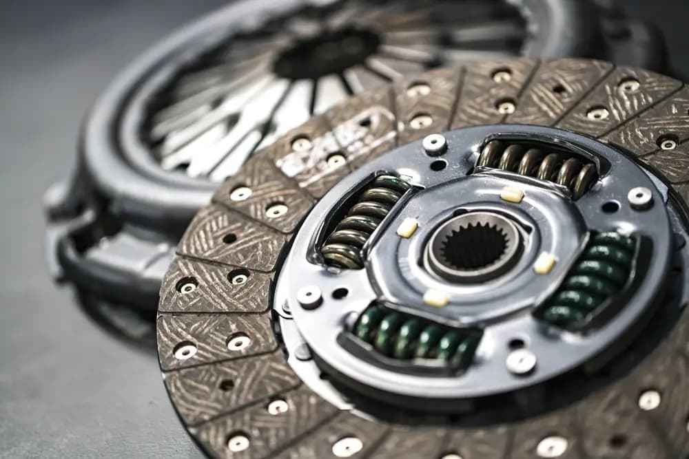 O motor sobe de giro e o carro não anda: a embreagem está avisando que vai embora
