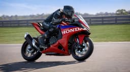 Honda revela a CBR500R Four: o quatro-cilindros voltou para a faixa de meio litro, com E-Clutch de série