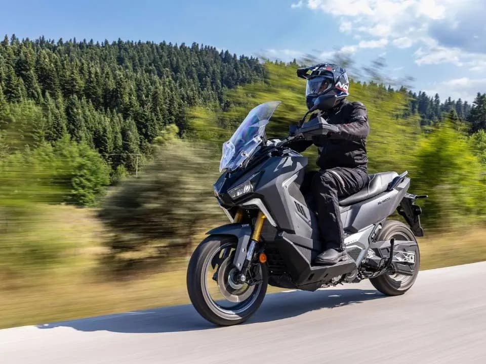 Dafra confirma a SYM ADXTG 400 no Brasil: maxiscooter de 35 cv com jeito de trail