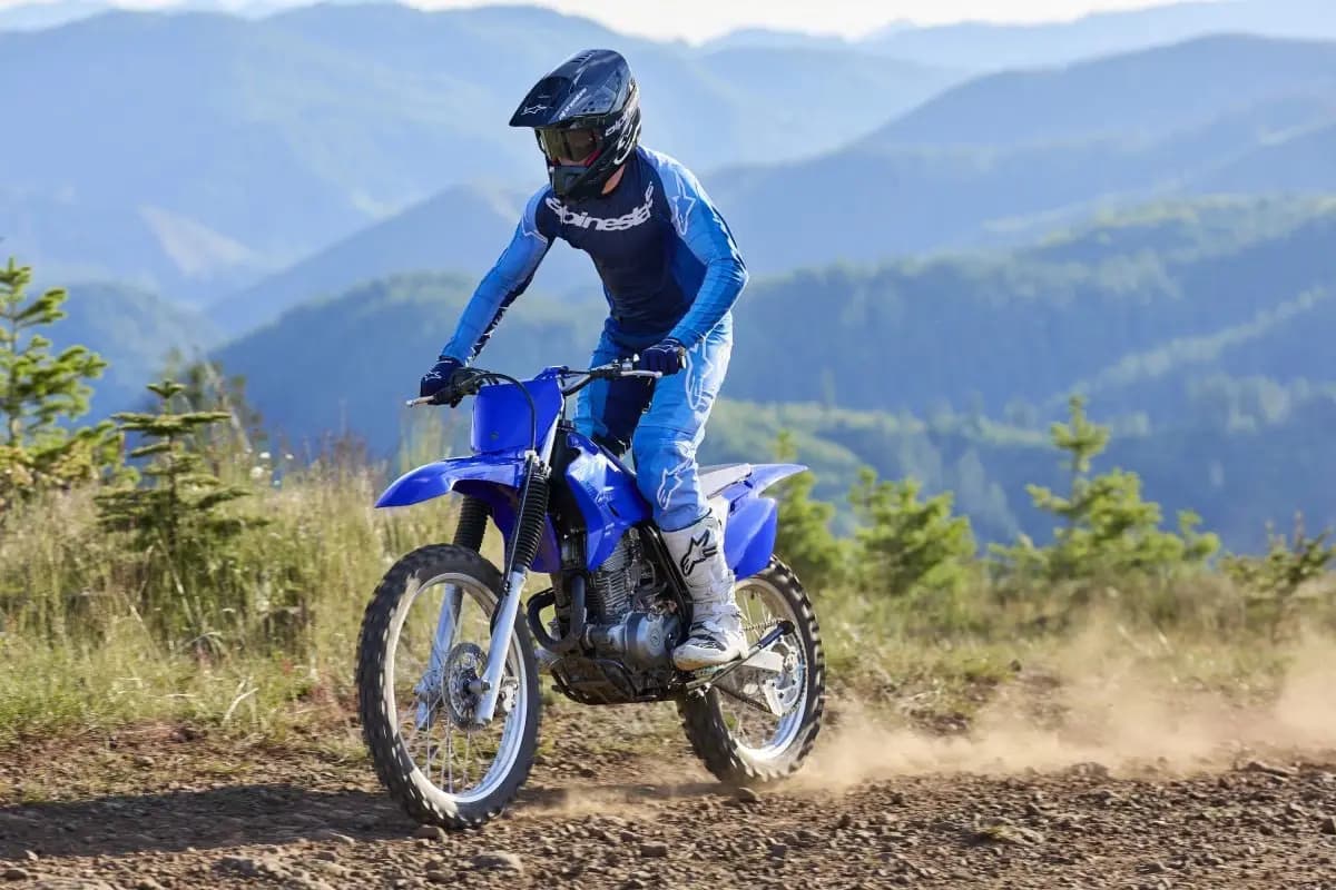 Yamaha TT-R 230 2027 chega com visual de competição e preço de R$ 20.590