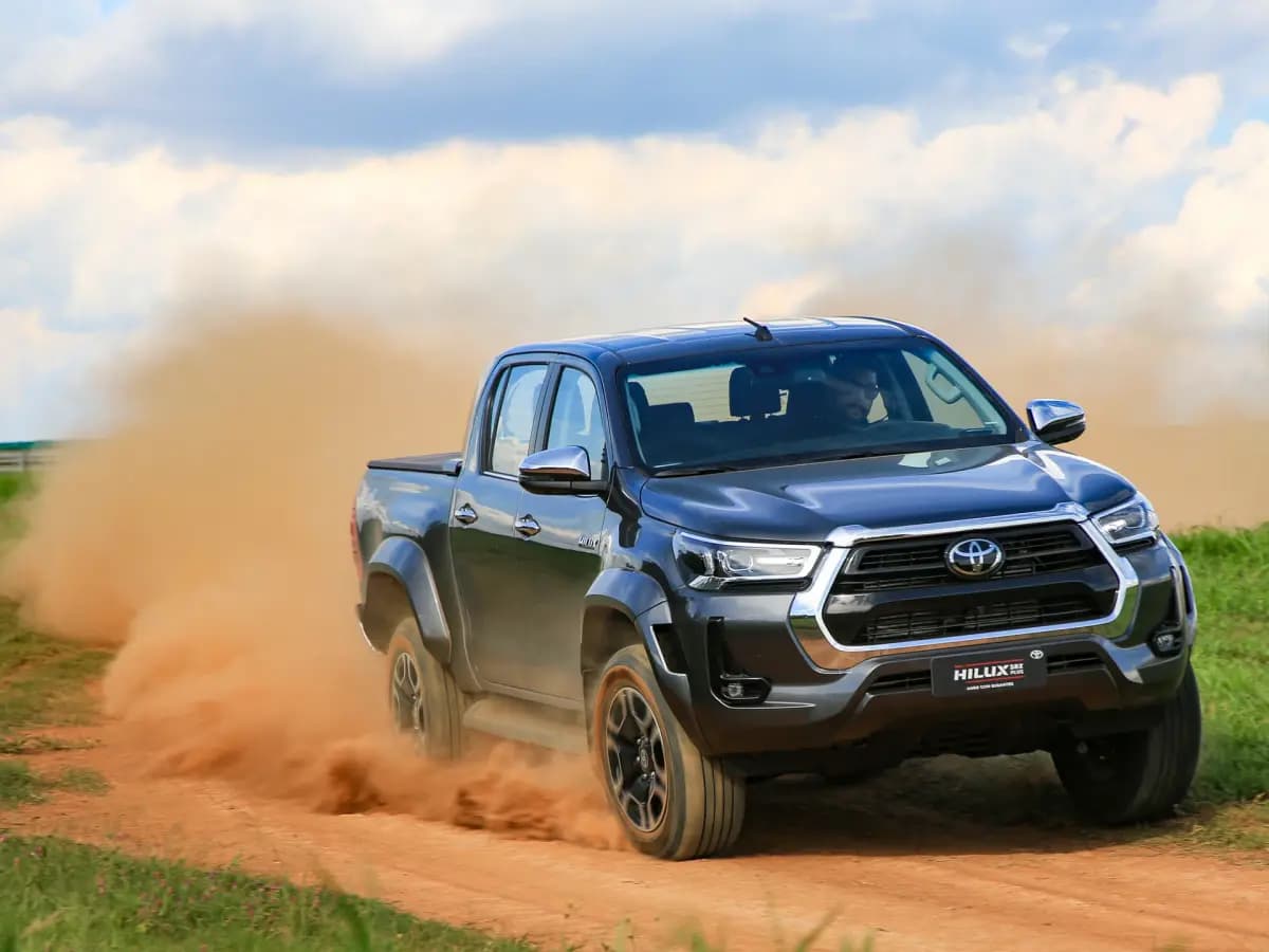 Hilux retoma a dianteira das picapes médias na parcial de outubro, e a Ranger V6 aparece anunciada R$ 53.910 abaixo da tabela