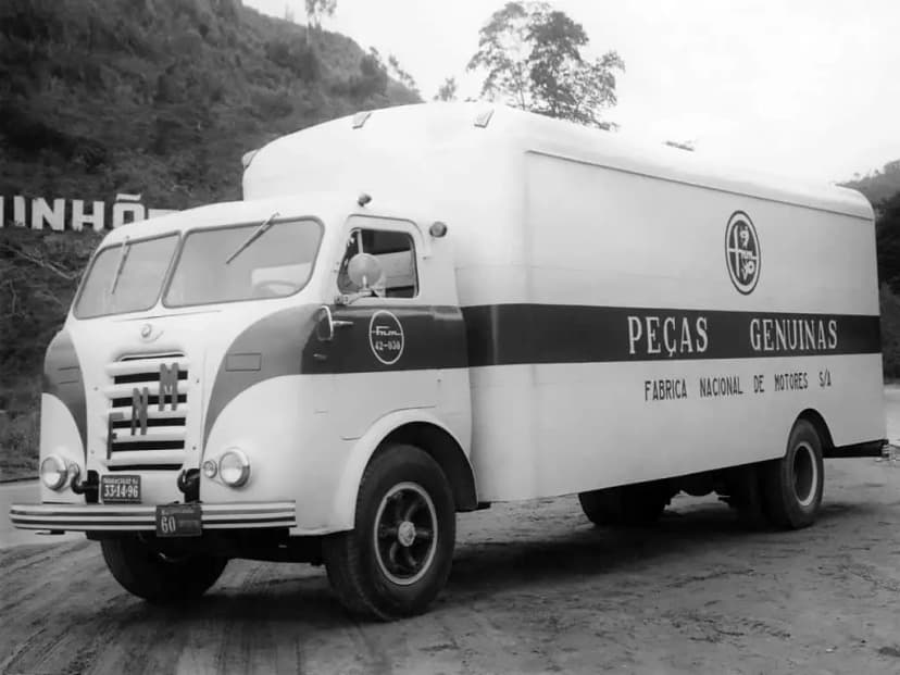 FNM D-11000 (1957): o caminhão de motor italiano e bloco de alumínio que abriu as estradas do Brasil